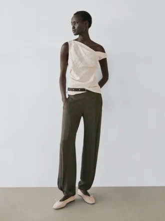 Asymmetrisches Oberteil mit Knotendetail