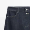 Ausgestellte Jeans mit hoher Taille