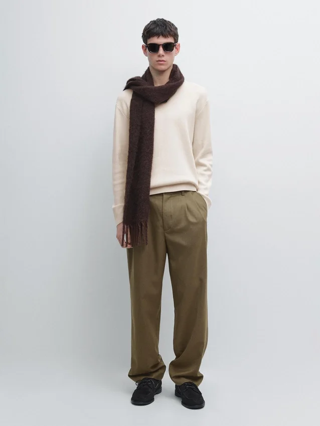 Baumwollstrickpullover mit Rundhalsausschnitt Baumwollstrickpullover mit Rundhalsausschnitt