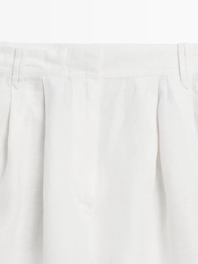 Bermudashorts aus 100 % Leinen mit kurzen Falten Bermudashorts aus 100 % Leinen mit kurzen Falten