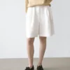 Bermudashorts aus 100 % Leinen mit kurzen Falten Bermudashorts aus 100 % Leinen mit kurzen Falten