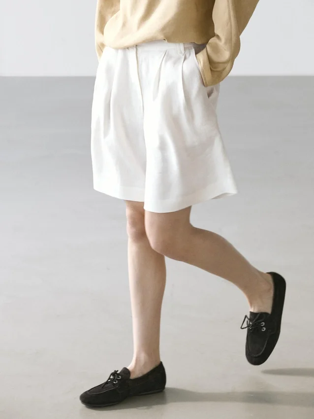 Bermudashorts aus 100 % Leinen mit kurzen Falten Bermudashorts aus 100 % Leinen mit kurzen Falten