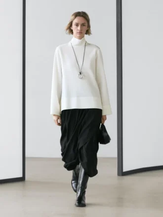 Bluse mit hohem Kragen und Saumdetail