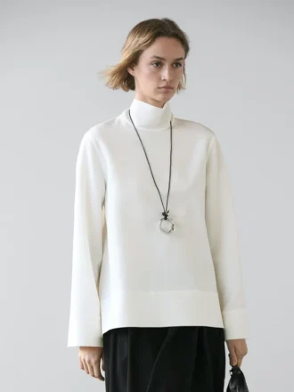 Bluse mit hohem Kragen und Saumdetail