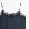 Camisole-Top mit kontrastierenden Spitzendetails
