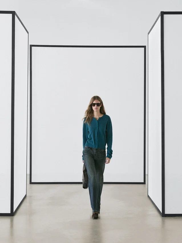 Cardigan aus Wollstrick mit verdeckten Knöpfen Cardigan aus Wollstrick mit verdeckten Knöpfen