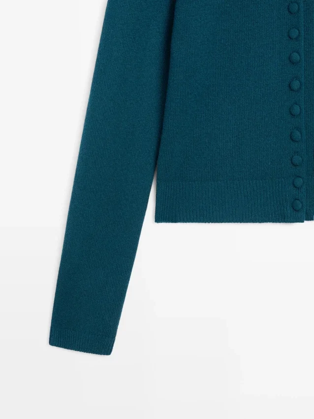 Cardigan aus Wollstrick mit verdeckten Knöpfen Cardigan aus Wollstrick mit verdeckten Knöpfen