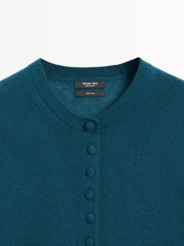 Cardigan aus Wollstrick mit verdeckten Knöpfen Cardigan aus Wollstrick mit verdeckten Knöpfen