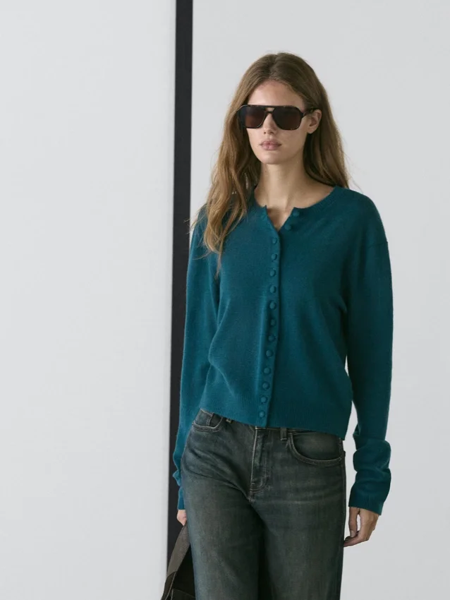 Cardigan aus Wollstrick mit verdeckten Knöpfen Cardigan aus Wollstrick mit verdeckten Knöpfen