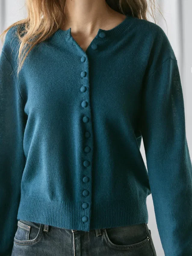 Cardigan aus Wollstrick mit verdeckten Knöpfen Cardigan aus Wollstrick mit verdeckten Knöpfen