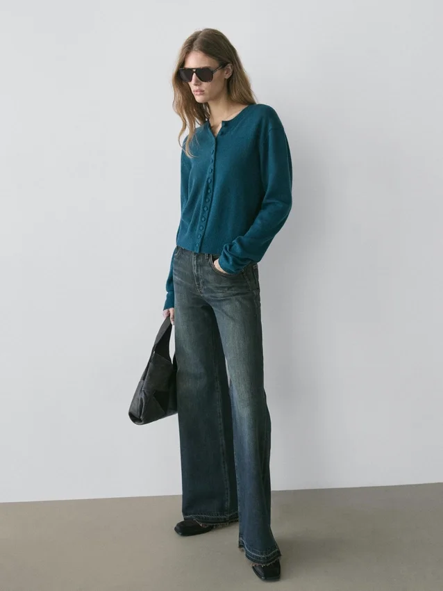 Cardigan aus Wollstrick mit verdeckten Knöpfen Cardigan aus Wollstrick mit verdeckten Knöpfen