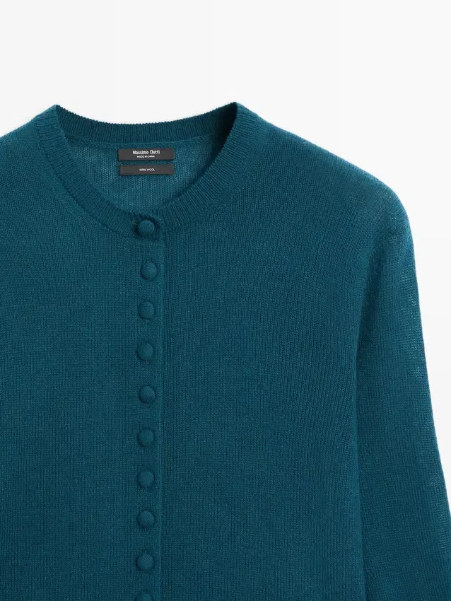 Cardigan aus Wollstrick mit verdeckten Knöpfen Cardigan aus Wollstrick mit verdeckten Knöpfen