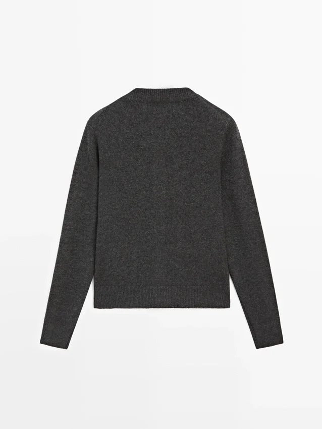 Cardigan mit goldenen Knöpfen Cardigan mit goldenen Knöpfen