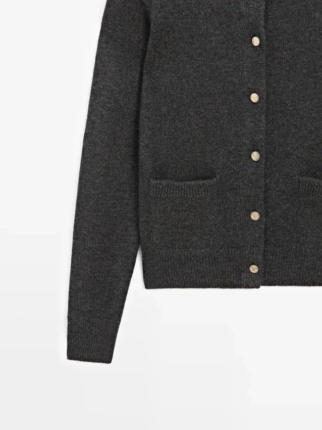 Cardigan mit goldenen Knöpfen Cardigan mit goldenen Knöpfen