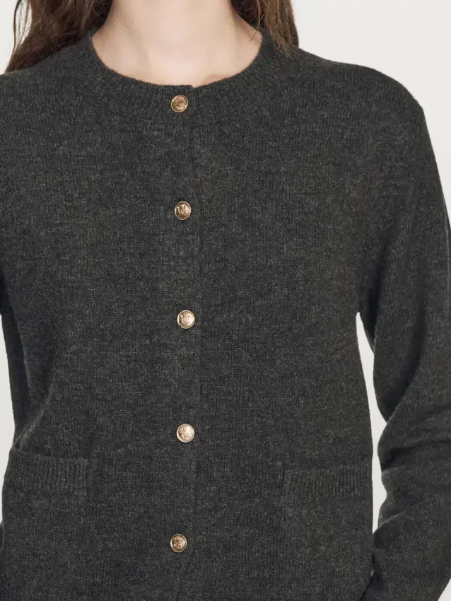 Cardigan mit goldenen Knöpfen Cardigan mit goldenen Knöpfen