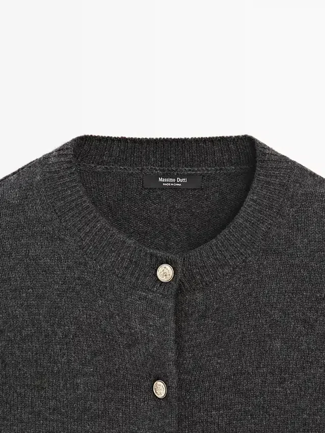 Cardigan mit goldenen Knöpfen Cardigan mit goldenen Knöpfen