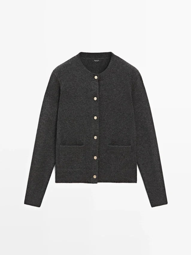 Cardigan mit goldenen Knöpfen Cardigan mit goldenen Knöpfen