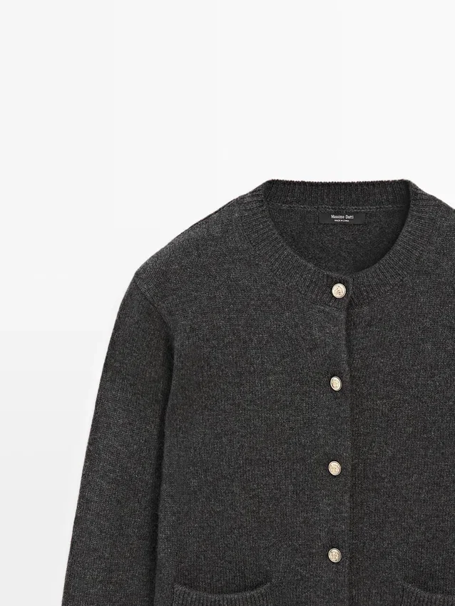 Cardigan mit goldenen Knöpfen Cardigan mit goldenen Knöpfen