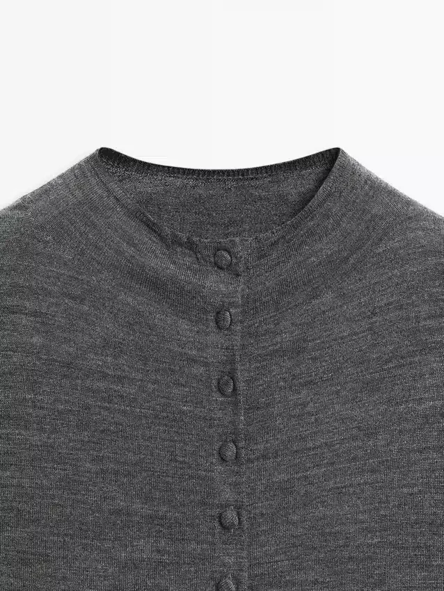 Cardigan mit Rollkragen und verdeckten Knöpfen Cardigan mit Rollkragen und verdeckten Knöpfen