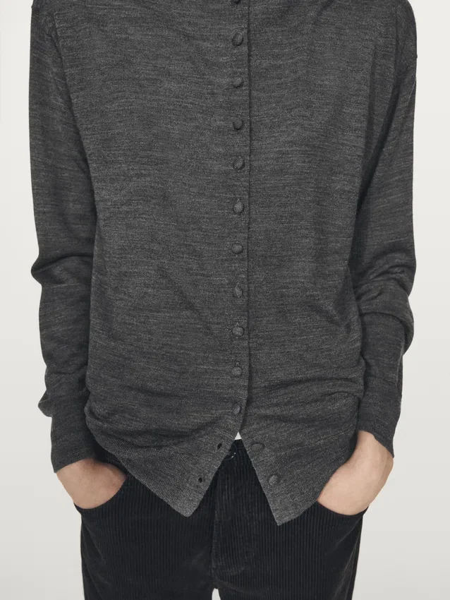 Cardigan mit Rollkragen und verdeckten Knöpfen Cardigan mit Rollkragen und verdeckten Knöpfen