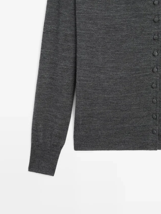 Cardigan mit Rollkragen und verdeckten Knöpfen Cardigan mit Rollkragen und verdeckten Knöpfen