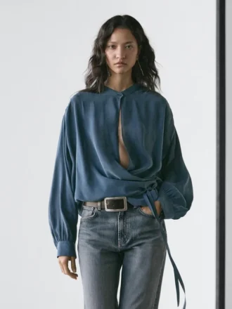 Fließende Bluse mit Überkreuzschnitt