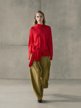 Fließende Bluse mit drapiertem Kragen