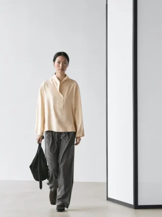 Fließende Bluse mit Latzdetail