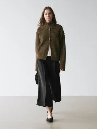 Fließende Hose mit Abnähern