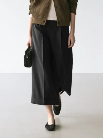 Fließende Hose mit Abnähern