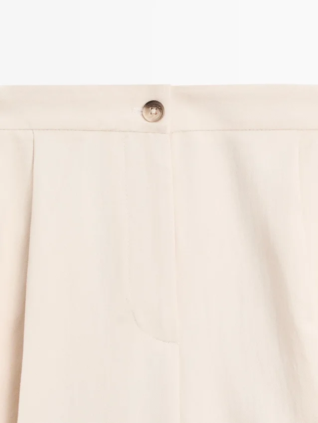 Fließende Hose mit umgeschlagenen Säumen Fließende Hose mit umgeschlagenen Säumen