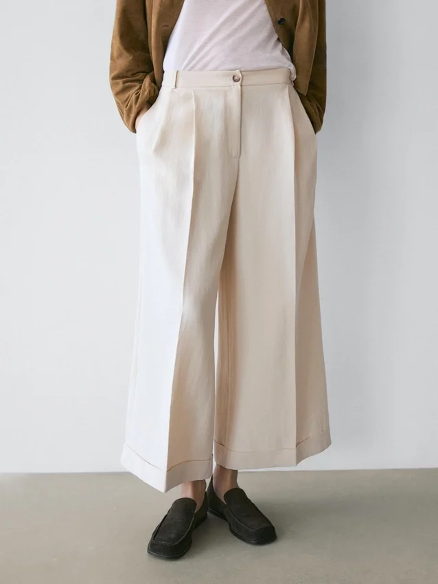 Fließende Hose mit umgeschlagenen Säumen Fließende Hose mit umgeschlagenen Säumen