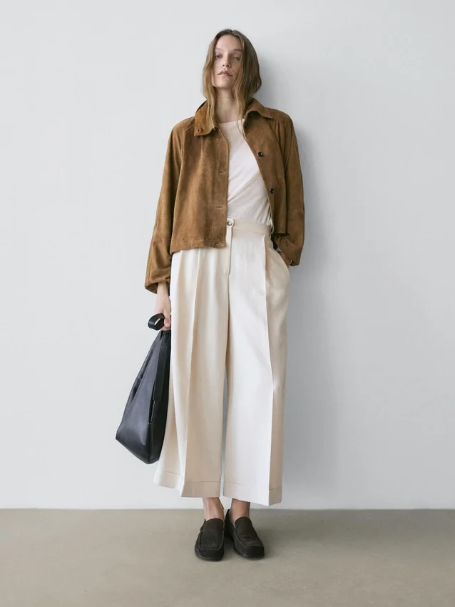 Fließende Hose mit umgeschlagenen Säumen Fließende Hose mit umgeschlagenen Säumen