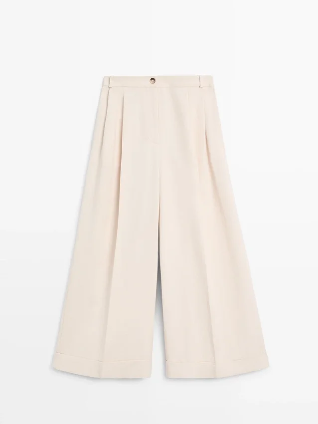 Fließende Hose mit umgeschlagenen Säumen Fließende Hose mit umgeschlagenen Säumen