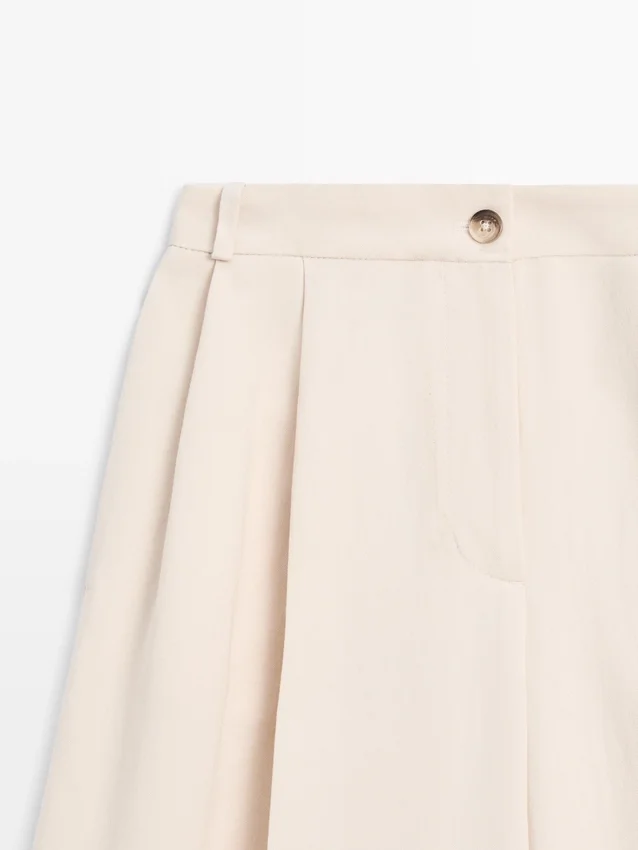 Fließende Hose mit umgeschlagenen Säumen Fließende Hose mit umgeschlagenen Säumen