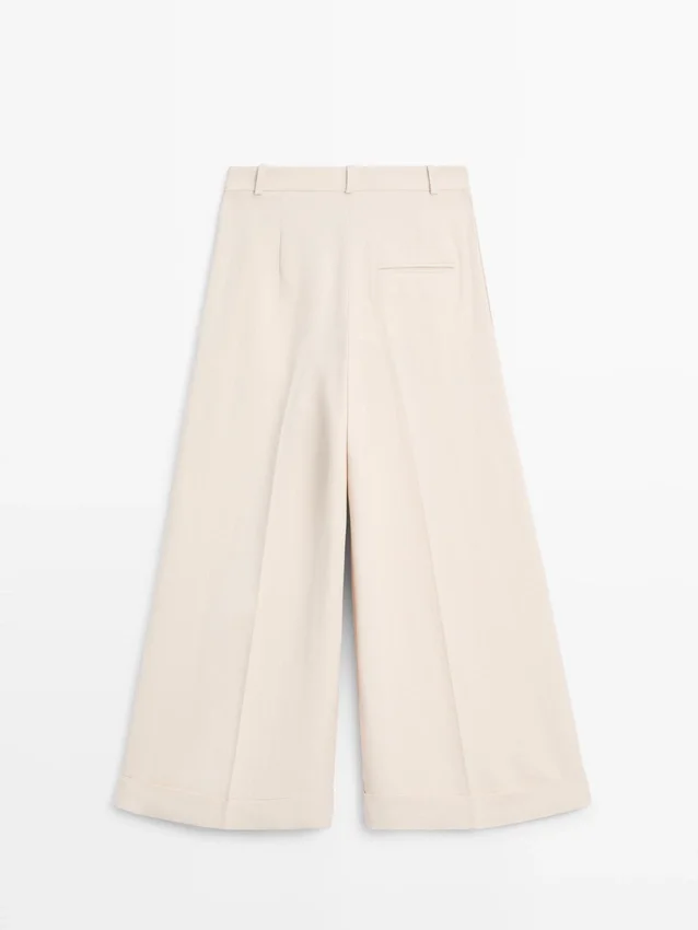 Fließende Hose mit umgeschlagenen Säumen Fließende Hose mit umgeschlagenen Säumen