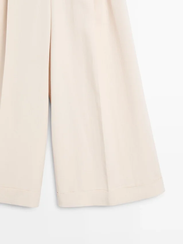 Fließende Hose mit umgeschlagenen Säumen Fließende Hose mit umgeschlagenen Säumen