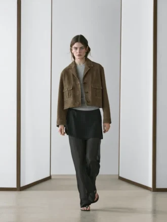 Fließende, kontrastierende Seidenhose