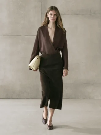 Fließende, locker sitzende Leinen-Wickelbluse