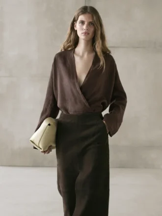 Fließende, locker sitzende Leinen-Wickelbluse