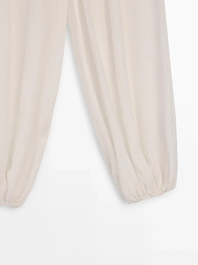 Fließende Sarouel-Hose mit Plissee-Detail Fließende Sarouel-Hose mit Plissee-Detail