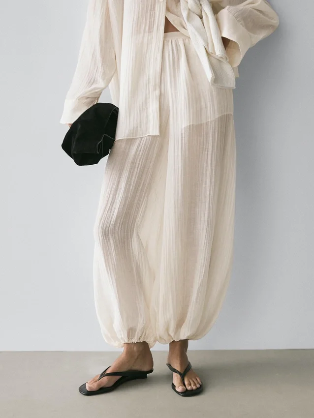 Fließende Sarouel-Hose mit Plissee-Detail Fließende Sarouel-Hose mit Plissee-Detail