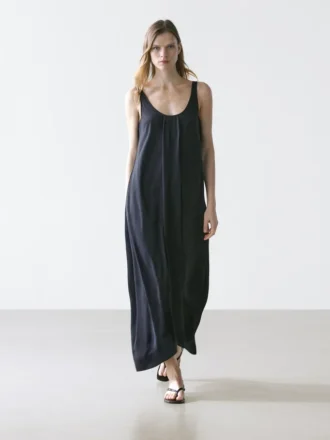 Fließendes, ausgestelltes Kleid mit Trägern