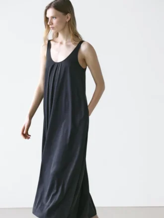 Fließendes, ausgestelltes Kleid mit Trägern