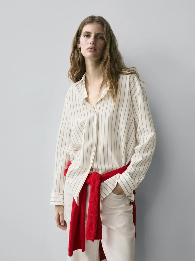 Fließendes, dreifarbig gestreiftes Hemd Fließendes, dreifarbig gestreiftes Hemd