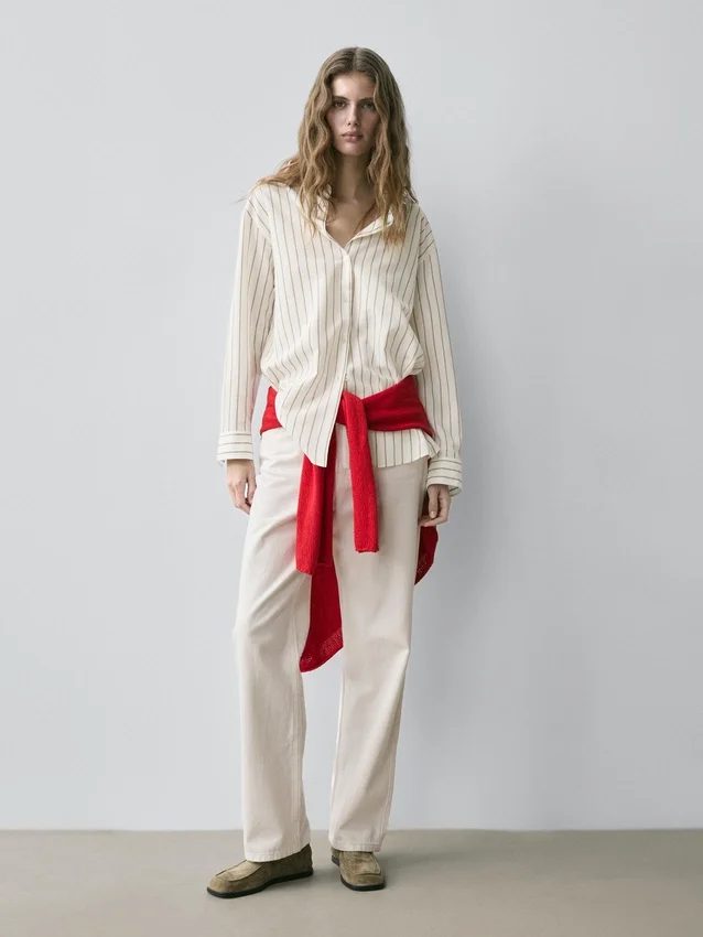 Fließendes, dreifarbig gestreiftes Hemd Fließendes, dreifarbig gestreiftes Hemd