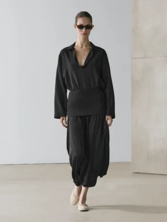 Fließendes Hemd aus Baumwollmischung mit V-Ausschnitt