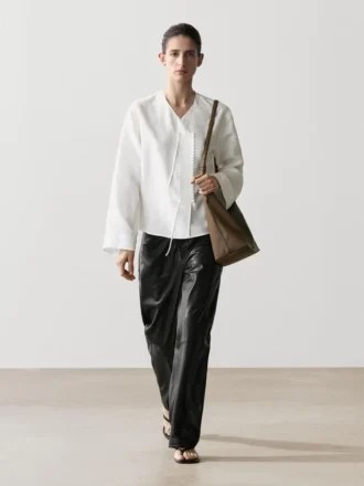 Fließendes Hemd mit Detail an der Brust