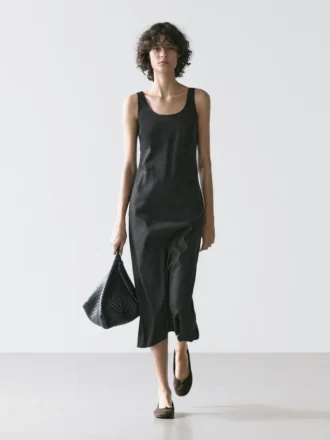 Fließendes Midi-Kleid mit Rundhalsausschnitt