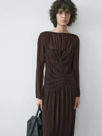 Fließendes Midikleid mit gerafften Details